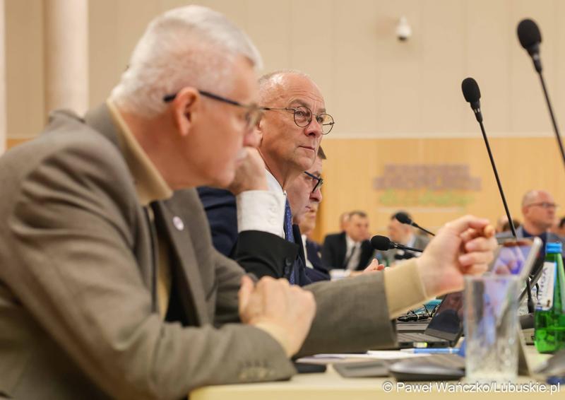 Marszałek Województwa Lubuskiego Marcin Jabłoński podczas VIII zwyczajnej sesji Sejmiku Województwa Lubuskiego w Sali Kolumnowej Urzędu Marszałkowskiego Województwa Lubuskiego w Zielonej Górze