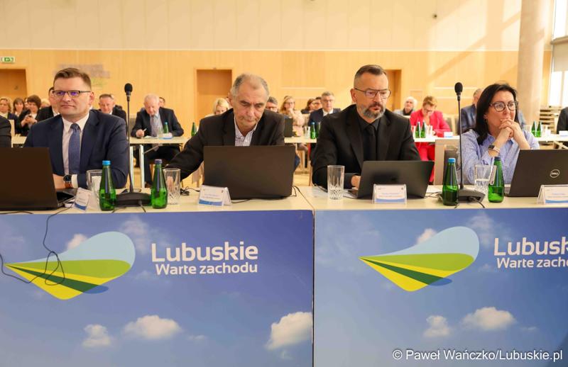 Uczestnicy VIII zwyczajnej sesji Sejmiku Województwa Lubuskiego w Sali Kolumnowej Urzędu Marszałkowskiego Województwa Lubuskiego w Zielonej Górze