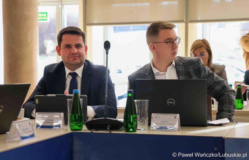 Uczestnicy VIII zwyczajnej sesji Sejmiku Województwa Lubuskiego w Sali Kolumnowej Urzędu Marszałkowskiego Województwa Lubuskiego w Zielonej Górze