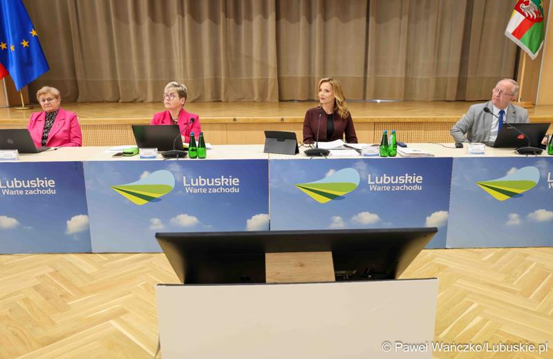 Uczestnicy VIII zwyczajnej sesji Sejmiku Województwa Lubuskiego w Sali Kolumnowej Urzędu Marszałkowskiego Województwa Lubuskiego w Zielonej Górze