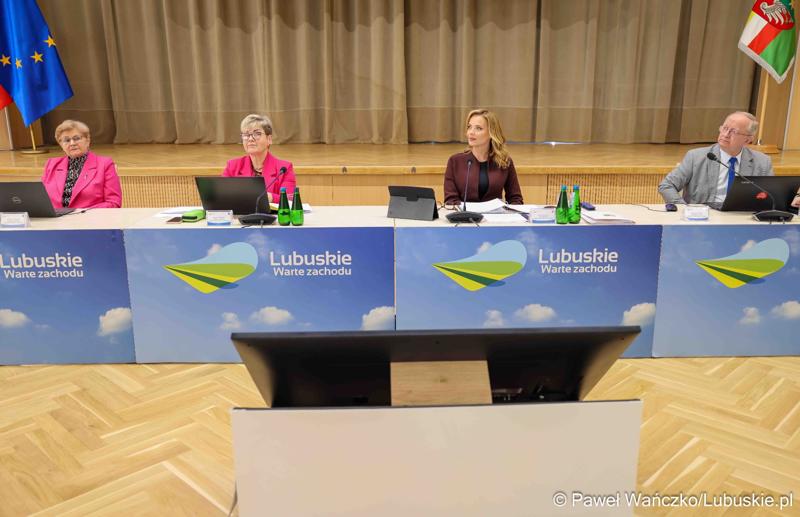 Uczestnicy VIII zwyczajnej sesji Sejmiku Województwa Lubuskiego w Sali Kolumnowej Urzędu Marszałkowskiego Województwa Lubuskiego w Zielonej Górze
