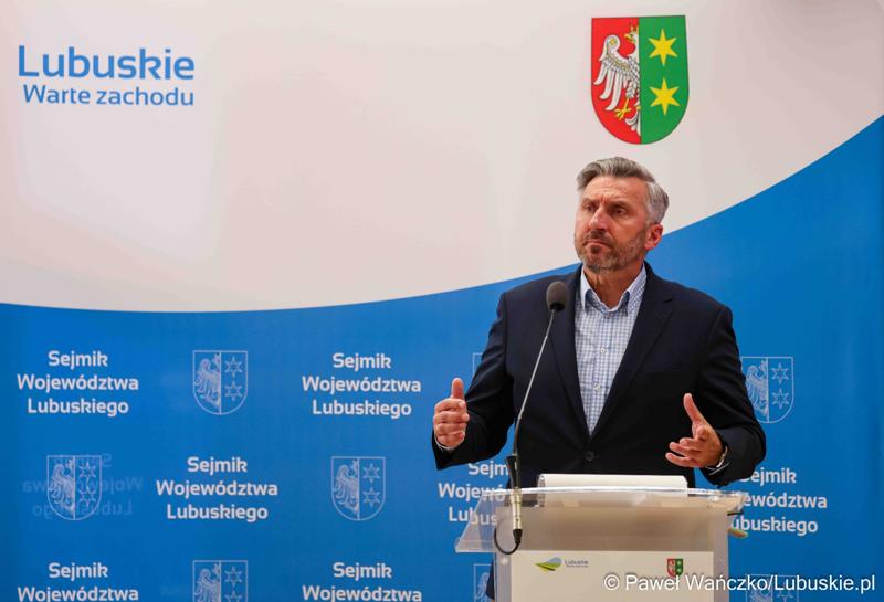 Poseł na Sejm RP Waldemar Sługocki podczas VIII zwyczajnej sesji Sejmiku Województwa Lubuskiego w Sali Kolumnowej Urzędu Marszałkowskiego Województwa Lubuskiego w Zielonej Górze