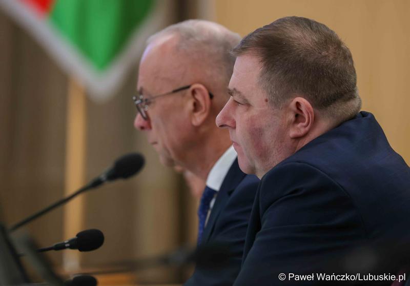 Zarząd Województwa Lubuskiego (od lewej: marszałek Marcin Jabłoński i wicemarszałek Grzegorz Potęga) podczas VIII zwyczajnej sesji Sejmiku Województwa Lubuskiego w Sali Kolumnowej Urzędu Marszałkowskiego Województwa Lubuskiego w Zielonej Górze