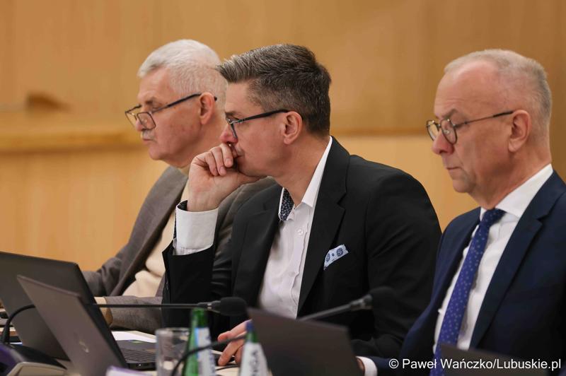 Członkowie Zarządu Województwa Lubuskiego (od lewej: Jacek Urbański, Sebastian Ciemnoczołowski i Marcin Jabłoński) podczas VIII zwyczajnej sesji Sejmiku Województwa Lubuskiego w Sali Kolumnowej Urzędu Marszałkowskiego Województwa Lubuskiego w Zielonej Górze