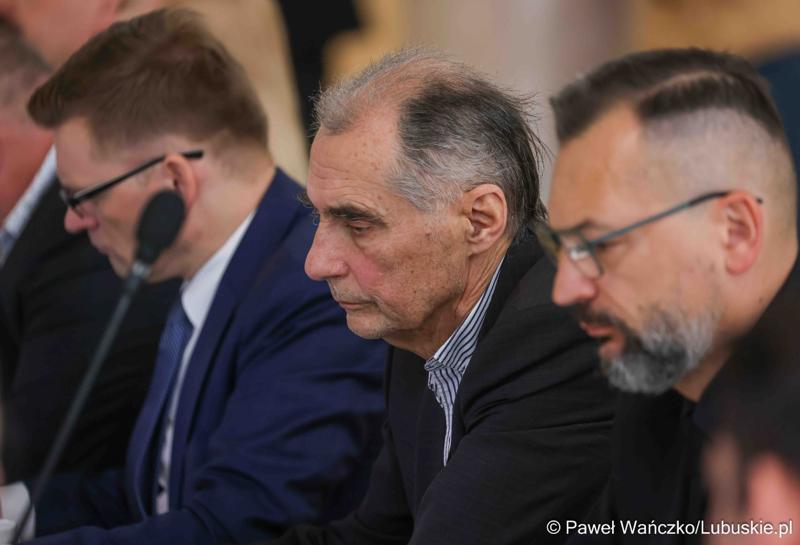 Uczestnicy VIII zwyczajnej sesji Sejmiku Województwa Lubuskiego w Sali Kolumnowej Urzędu Marszałkowskiego Województwa Lubuskiego w Zielonej Górze