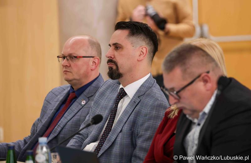 Uczestnicy VIII zwyczajnej sesji Sejmiku Województwa Lubuskiego w Sali Kolumnowej Urzędu Marszałkowskiego Województwa Lubuskiego w Zielonej Górze