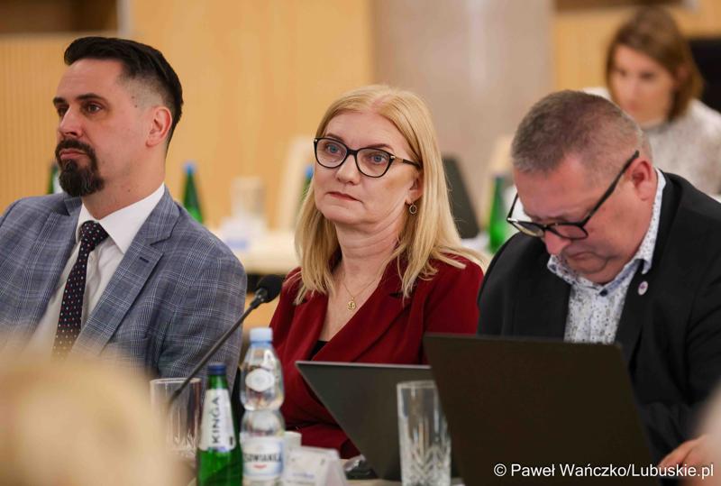 Uczestnicy VIII zwyczajnej sesji Sejmiku Województwa Lubuskiego w Sali Kolumnowej Urzędu Marszałkowskiego Województwa Lubuskiego w Zielonej Górze