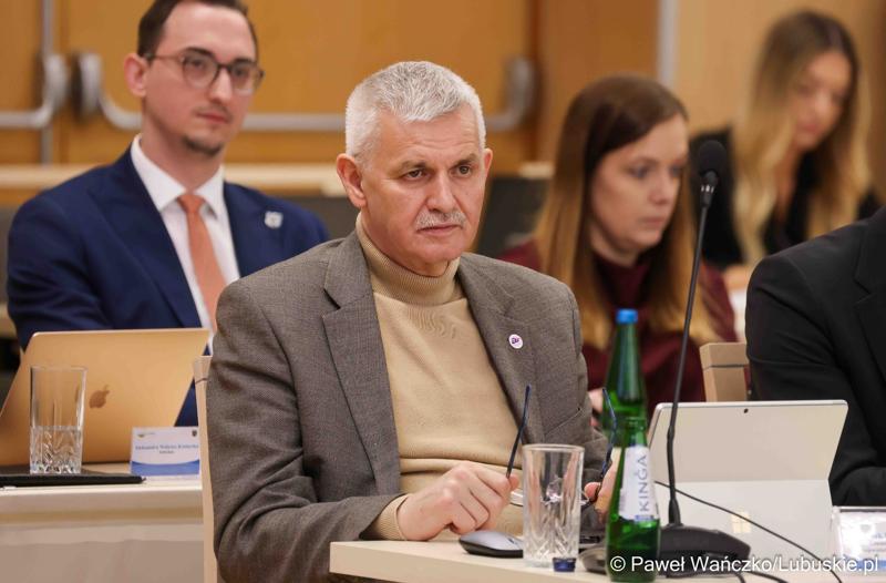 Członek Zarządu Województwa Lubuskiego Jacek Urbański podczas VIII zwyczajnej sesji Sejmiku Województwa Lubuskiego w Sali Kolumnowej Urzędu Marszałkowskiego Województwa Lubuskiego w Zielonej Górze