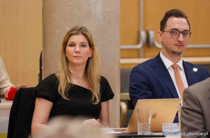 Uczestnicy VIII zwyczajnej sesji Sejmiku Województwa Lubuskiego w Sali Kolumnowej Urzędu Marszałkowskiego Województwa Lubuskiego w Zielonej Górze