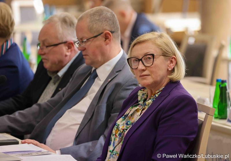 Uczestnicy VIII zwyczajnej sesji Sejmiku Województwa Lubuskiego w Sali Kolumnowej Urzędu Marszałkowskiego Województwa Lubuskiego w Zielonej Górze