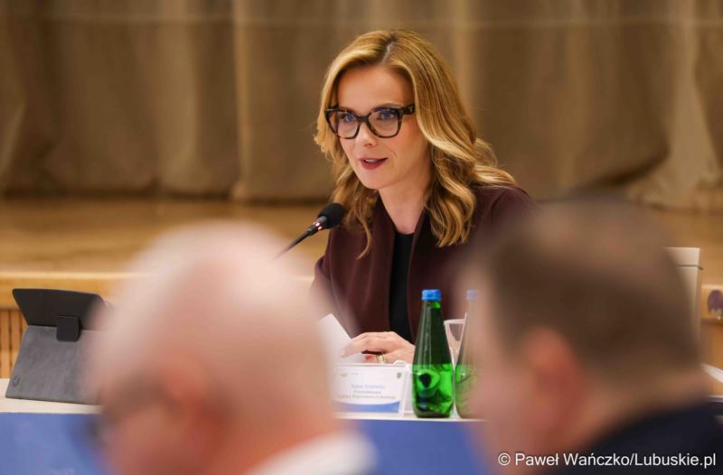 Przedoiwnicząca Sejmiku Województwa Lubuskiego Anna Synowiec podczas VIII zwyczajnej sesji Sejmiku Województwa Lubuskiego w Sali Kolumnowej Urzędu Marszałkowskiego Województwa Lubuskiego w Zielonej Górze