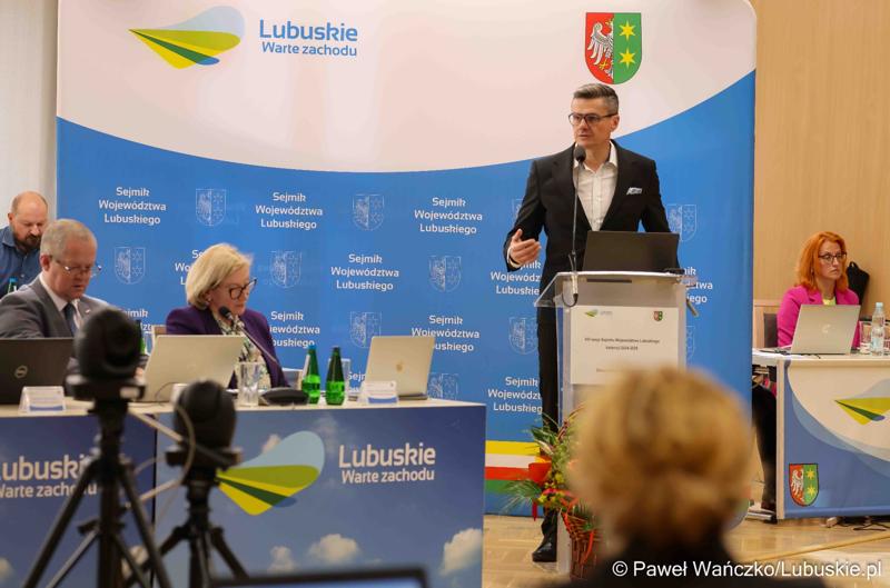 Wicemarszałek Województwa Lubuskiego Sebastian Ciemnoczołowski podczas VIII zwyczajnej sesji Sejmiku Województwa Lubuskiego w Sali Kolumnowej Urzędu Marszałkowskiego Województwa Lubuskiego w Zielonej Górze