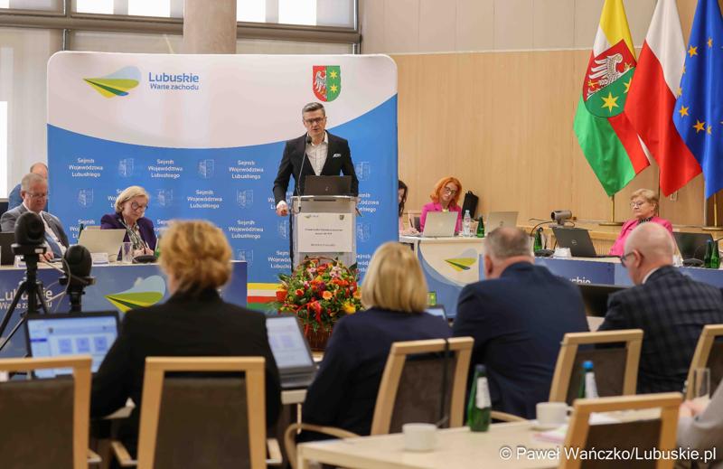 Uczestnicy VIII zwyczajnej sesji Sejmiku Województwa Lubuskiego w Sali Kolumnowej Urzędu Marszałkowskiego Województwa Lubuskiego w Zielonej Górze