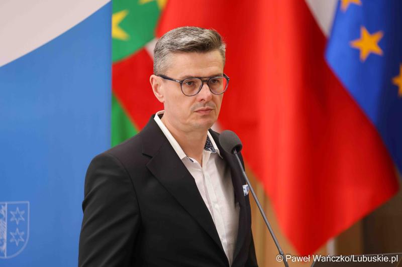Wicemarszałek Województwa Lubuskiego Sebastian Ciemnoczołowski podczas VIII zwyczajnej sesji Sejmiku Województwa Lubuskiego w Sali Kolumnowej Urzędu Marszałkowskiego Województwa Lubuskiego w Zielonej Górze