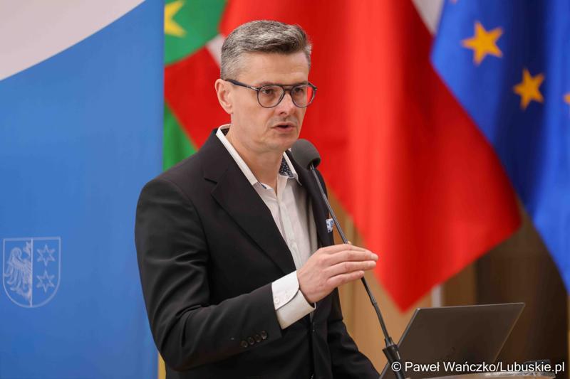 Wicemarszałek Województwa Lubuskiego Sebastian Ciemnoczołowski podczas VIII zwyczajnej sesji Sejmiku Województwa Lubuskiego w Sali Kolumnowej Urzędu Marszałkowskiego Województwa Lubuskiego w Zielonej Górze