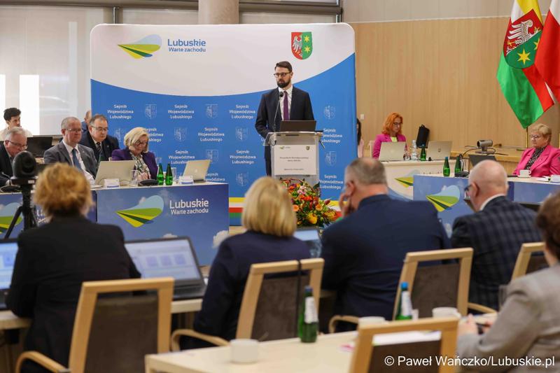 Uczestnicy VIII zwyczajnej sesji Sejmiku Województwa Lubuskiego w Sali Kolumnowej Urzędu Marszałkowskiego Województwa Lubuskiego w Zielonej Górze