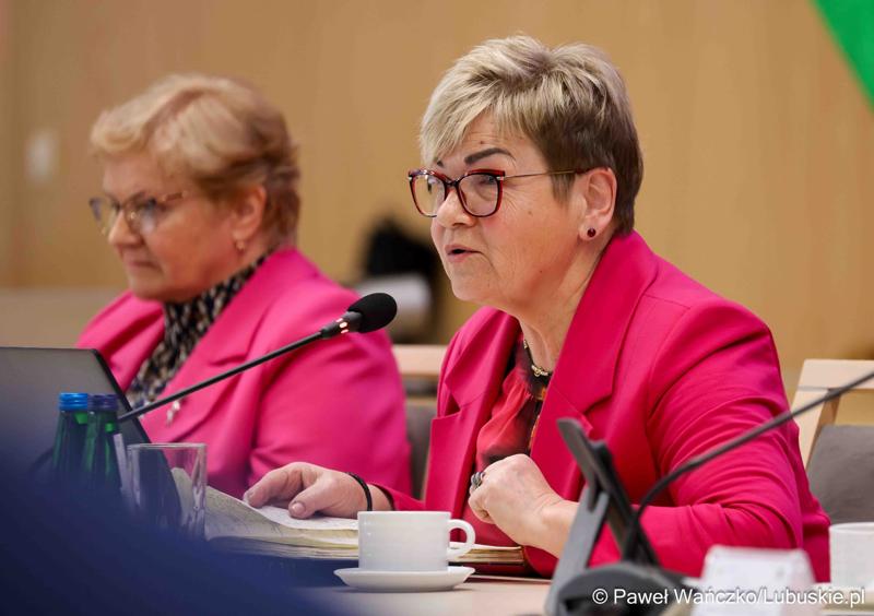 Członkinie prezydium Sejmiku Województwa Lubuskiego (na pierwszym planie: Anna Chinalska i Elżbieta Płonka) podczas VIII zwyczajnej sesji Sejmiku Województwa Lubuskiego w Sali Kolumnowej Urzędu Marszałkowskiego Województwa Lubuskiego w Zielonej Górze
