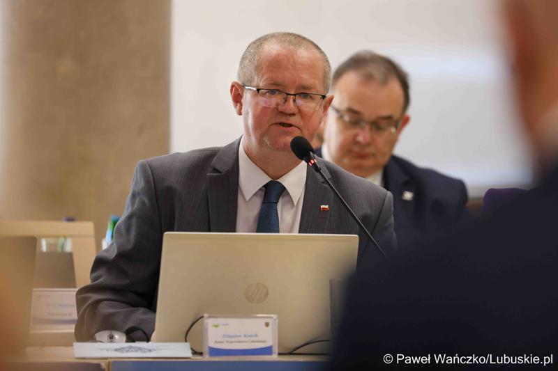 Uczestnicy VIII zwyczajnej sesji Sejmiku Województwa Lubuskiego w Sali Kolumnowej Urzędu Marszałkowskiego Województwa Lubuskiego w Zielonej Górze