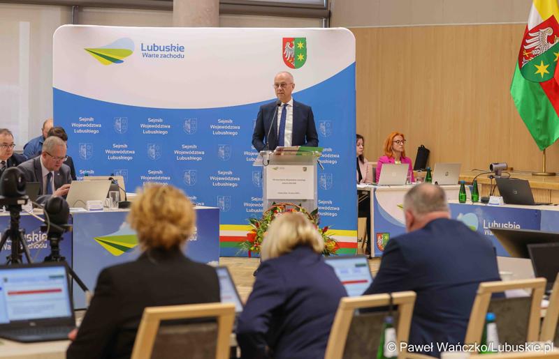 Marszałek Województwa Lubuskiego Marcin Jabłoński przemawia podczas VIII zwyczajnej sesji Sejmiku Województwa Lubuskiego w Sali Kolumnowej Urzędu Marszałkowskiego Województwa Lubuskiego w Zielonej Górze