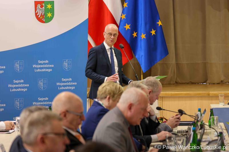 Wystąpienie Marszałka Województwa Lubuskiego Marcina Jabłońskiego podczas VIII zwyczajnej sesji Sejmiku Województwa Lubuskiego w Sali Kolumnowej Urzędu Marszałkowskiego Województwa Lubuskiego w Zielonej Górze