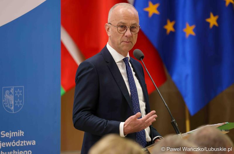 Marszałek Województwa Lubuskiego Marcin Jabłoński przemawia podczas VIII zwyczajnej sesji Sejmiku Województwa Lubuskiego w Sali Kolumnowej Urzędu Marszałkowskiego Województwa Lubuskiego w Zielonej Górze