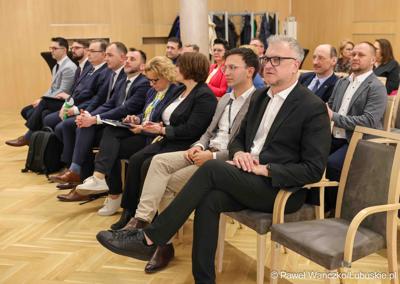 Uczestnicy VIII zwyczajnej sesji Sejmiku Województwa Lubuskiego w Sali Kolumnowej Urzędu Marszałkowskiego Województwa Lubuskiego w Zielonej Górze 