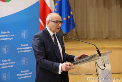 Roman Fedak, wieloletni dyrektor Urzędu Statystycznego w Zielonej Górze, na VIII zwyczajnej sesji Sejmiku Województwa Lubuskiego w Sali Kolumnowej Urzędu Marszałkowskiego Województwa Lubuskiego w Zielonej Górze 