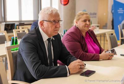 Uczestnicy VIII zwyczajnej sesji Sejmiku Województwa Lubuskiego w Sali Kolumnowej Urzędu Marszałkowskiego Województwa Lubuskiego w Zielonej Górze 