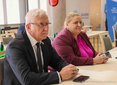 Uczestnicy VIII zwyczajnej sesji Sejmiku Województwa Lubuskiego w Sali Kolumnowej Urzędu Marszałkowskiego Województwa Lubuskiego w Zielonej Górze 