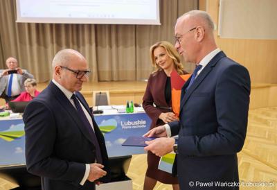 Uczestnicy VIII zwyczajnej sesji Sejmiku Województwa Lubuskiego w Sali Kolumnowej Urzędu Marszałkowskiego Województwa Lubuskiego w Zielonej Górze 