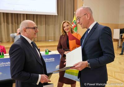 Uczestnicy VIII zwyczajnej sesji Sejmiku Województwa Lubuskiego w Sali Kolumnowej Urzędu Marszałkowskiego Województwa Lubuskiego w Zielonej Górze 