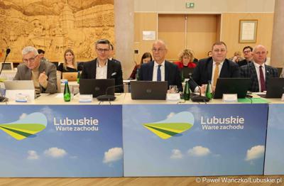 Zarząd Województwa Lubuskiego (od lewej: Jacek Urbański, Sebastian Ciemnoczołowski, Marcin Jabłoński, Grzegorz Potęga i Zbigniew Kołodziej) podczas VIII zwyczajnej sesji Sejmiku Województwa Lubuskiego w Sali Kolumnowej Urzędu Marszałkowskiego Województwa Lubuskiego w Zielonej Górze 