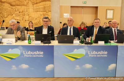 Zarząd Województwa Lubuskiego (od lewej: Jacek Urbański, Sebastian Ciemnoczołowski, Marcin Jabłoński, Grzegorz Potęga i Zbigniew Kołodziej) podczas VIII zwyczajnej sesji Sejmiku Województwa Lubuskiego w Sali Kolumnowej Urzędu Marszałkowskiego Województwa Lubuskiego w Zielonej Górze 