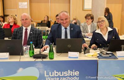 Uczestnicy VIII zwyczajnej sesji Sejmiku Województwa Lubuskiego w Sali Kolumnowej Urzędu Marszałkowskiego Województwa Lubuskiego w Zielonej Górze 