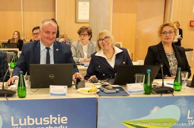 Uczestnicy VIII zwyczajnej sesji Sejmiku Województwa Lubuskiego w Sali Kolumnowej Urzędu Marszałkowskiego Województwa Lubuskiego w Zielonej Górze 