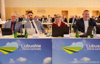 Uczestnicy VIII zwyczajnej sesji Sejmiku Województwa Lubuskiego w Sali Kolumnowej Urzędu Marszałkowskiego Województwa Lubuskiego w Zielonej Górze 