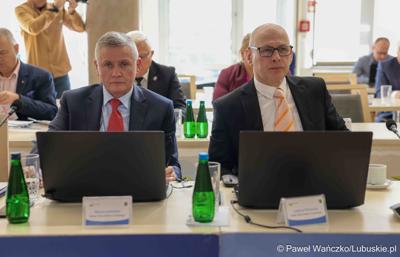 Uczestnicy VIII zwyczajnej sesji Sejmiku Województwa Lubuskiego w Sali Kolumnowej Urzędu Marszałkowskiego Województwa Lubuskiego w Zielonej Górze 