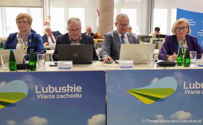 Uczestnicy VIII zwyczajnej sesji Sejmiku Województwa Lubuskiego w Sali Kolumnowej Urzędu Marszałkowskiego Województwa Lubuskiego w Zielonej Górze 