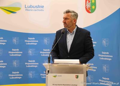 Poseł na Sejm RP Waldemar Sługocki podczas VIII zwyczajnej sesji Sejmiku Województwa Lubuskiego w Sali Kolumnowej Urzędu Marszałkowskiego Województwa Lubuskiego w Zielonej Górze 
