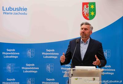 Poseł na Sejm RP Waldemar Sługocki podczas VIII zwyczajnej sesji Sejmiku Województwa Lubuskiego w Sali Kolumnowej Urzędu Marszałkowskiego Województwa Lubuskiego w Zielonej Górze 