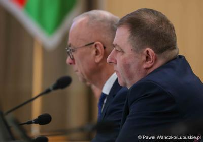 Zarząd Województwa Lubuskiego (od lewej: marszałek Marcin Jabłoński i wicemarszałek Grzegorz Potęga) podczas VIII zwyczajnej sesji Sejmiku Województwa Lubuskiego w Sali Kolumnowej Urzędu Marszałkowskiego Województwa Lubuskiego w Zielonej Górze 