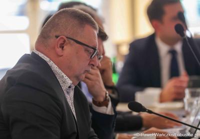 Uczestnicy VIII zwyczajnej sesji Sejmiku Województwa Lubuskiego w Sali Kolumnowej Urzędu Marszałkowskiego Województwa Lubuskiego w Zielonej Górze 