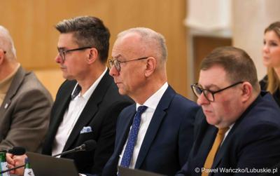 Zarząd Województwa Lubuskiego (od lewej:  Sebastian Ciemnoczołowski, Marcin Jabłoński i Grzegorz Potęga) podczas VIII zwyczajnej sesji Sejmiku Województwa Lubuskiego w Sali Kolumnowej Urzędu Marszałkowskiego Województwa Lubuskiego w Zielonej Górze 