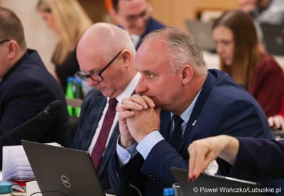 Uczestnicy VIII zwyczajnej sesji Sejmiku Województwa Lubuskiego w Sali Kolumnowej Urzędu Marszałkowskiego Województwa Lubuskiego w Zielonej Górze 