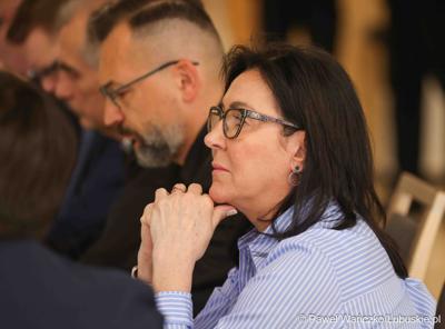 Uczestnicy VIII zwyczajnej sesji Sejmiku Województwa Lubuskiego w Sali Kolumnowej Urzędu Marszałkowskiego Województwa Lubuskiego w Zielonej Górze 