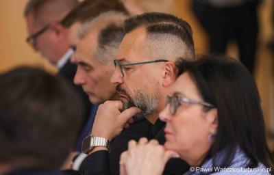 Uczestnicy VIII zwyczajnej sesji Sejmiku Województwa Lubuskiego w Sali Kolumnowej Urzędu Marszałkowskiego Województwa Lubuskiego w Zielonej Górze 