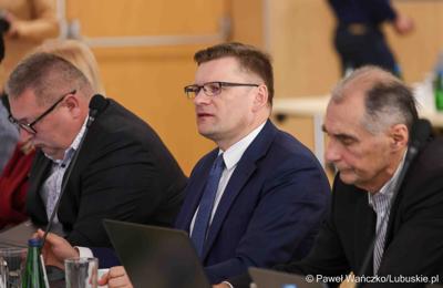 Uczestnicy VIII zwyczajnej sesji Sejmiku Województwa Lubuskiego w Sali Kolumnowej Urzędu Marszałkowskiego Województwa Lubuskiego w Zielonej Górze 