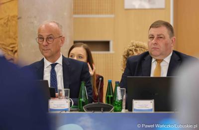 Uczestnicy VIII zwyczajnej sesji Sejmiku Województwa Lubuskiego w Sali Kolumnowej Urzędu Marszałkowskiego Województwa Lubuskiego w Zielonej Górze 