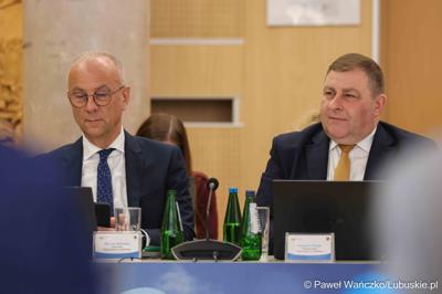 Uczestnicy VIII zwyczajnej sesji Sejmiku Województwa Lubuskiego w Sali Kolumnowej Urzędu Marszałkowskiego Województwa Lubuskiego w Zielonej Górze 