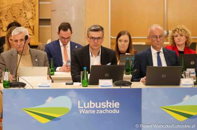 Uczestnicy VIII zwyczajnej sesji Sejmiku Województwa Lubuskiego w Sali Kolumnowej Urzędu Marszałkowskiego Województwa Lubuskiego w Zielonej Górze 